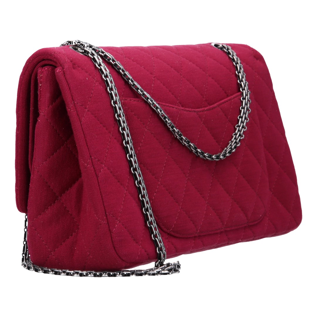 44777-Chanel-Umh-ngetasche_2D_0004 CHANEL 2.55 REISSUE FLAP HANDTASCHE (227) AUS TEXTIL IN BEERENROT (A37590)