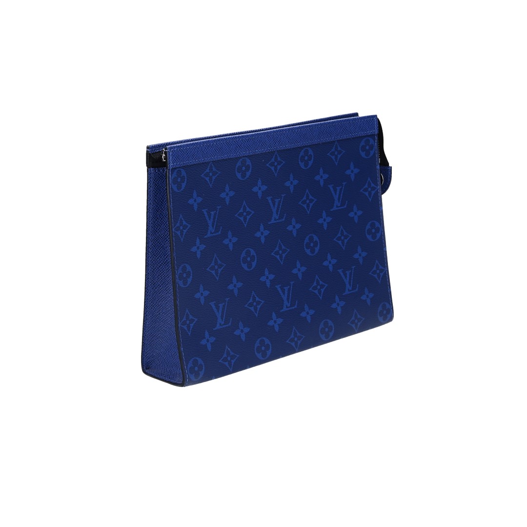 LOUIS VUITTON POCHETTE VOYAGE MM CLUTCH AUS TAIGARAMA IN PACIFIC BLUE (M30423)