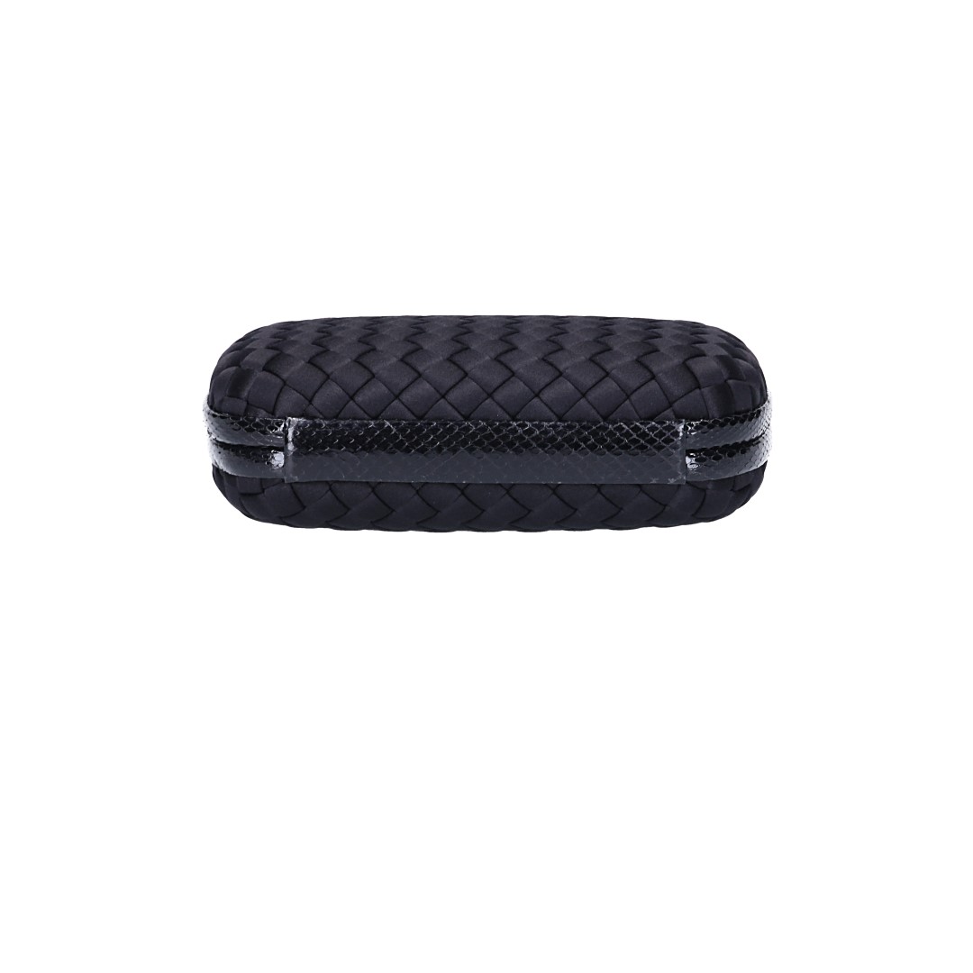 BOTTEGA VENETA KNOT CLUTCH HANDTASCHE AUS SEIDE IN SCHWARZ