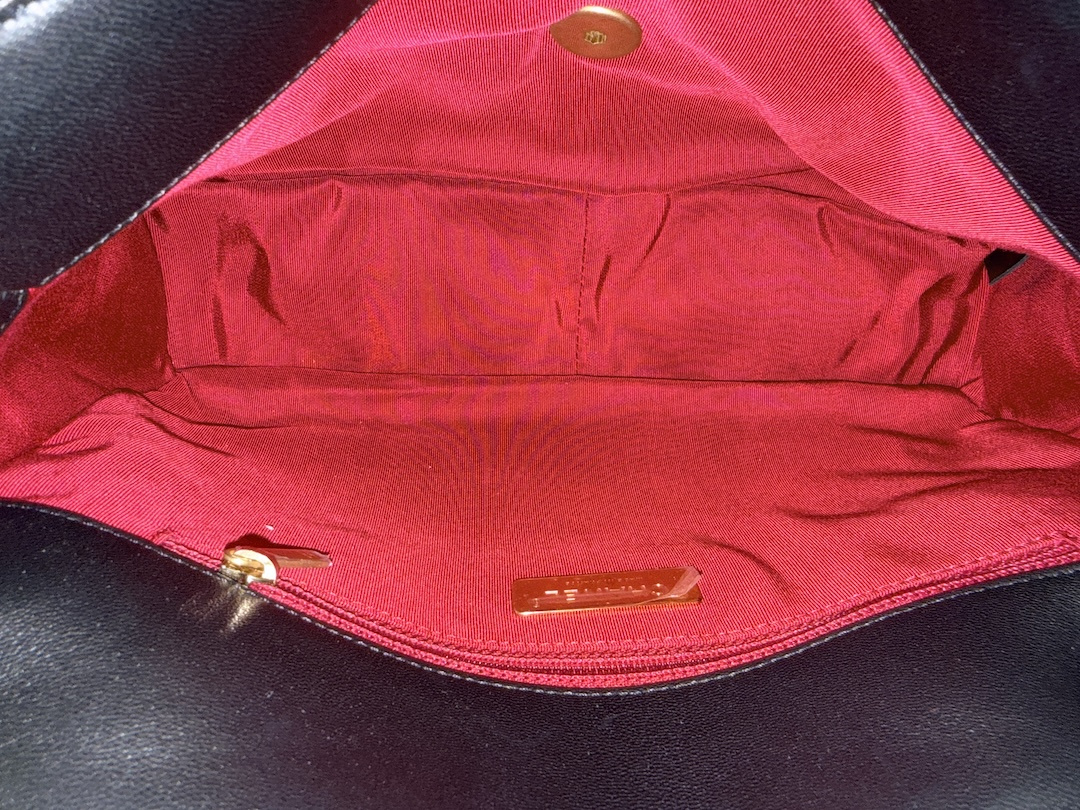 CHANEL 19 GROßE PATTENTASCHE HANDTASCHE AUS LAMMLEDER IN SCHWARZ (AS1161)