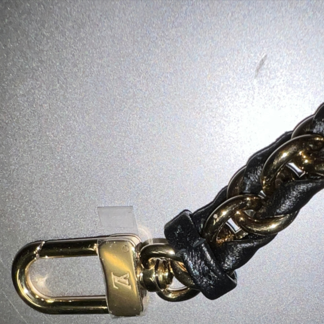 47205_Louis-Vuitton_2D_0014 LOUIS VUITTON SCHULTERKETTE AUS GOLDFARBENEM METALL UND SCHWARZEM LEDER