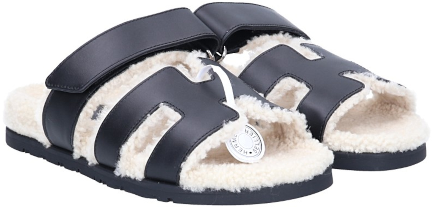 HERMÈS SANDALE 'CHYPRE' AUS KALBSLEDER IN NOIR UND FUTTER AUS SCHAFFELL IN ÉCRU IN GR. 37,5