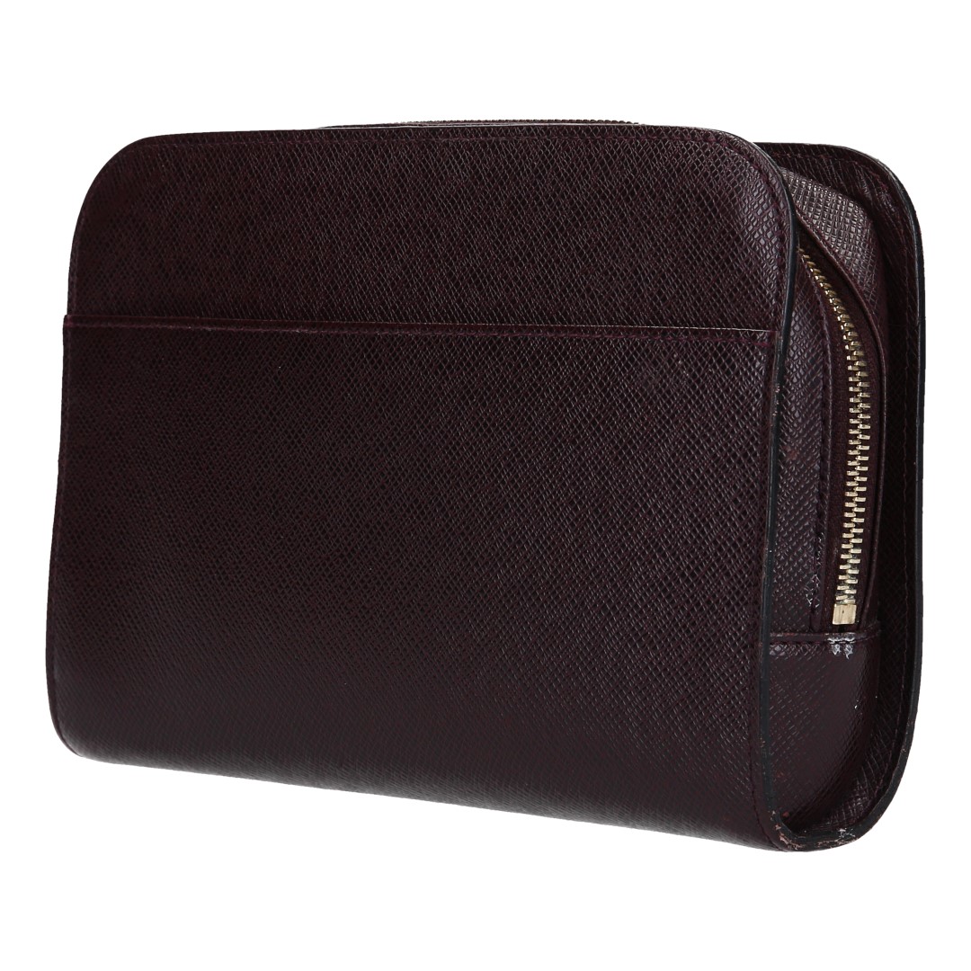LOUIS VUITTON POCHETTE BAIKAL CLUTCH AUS TAIGA LEDER IN ACAJOU