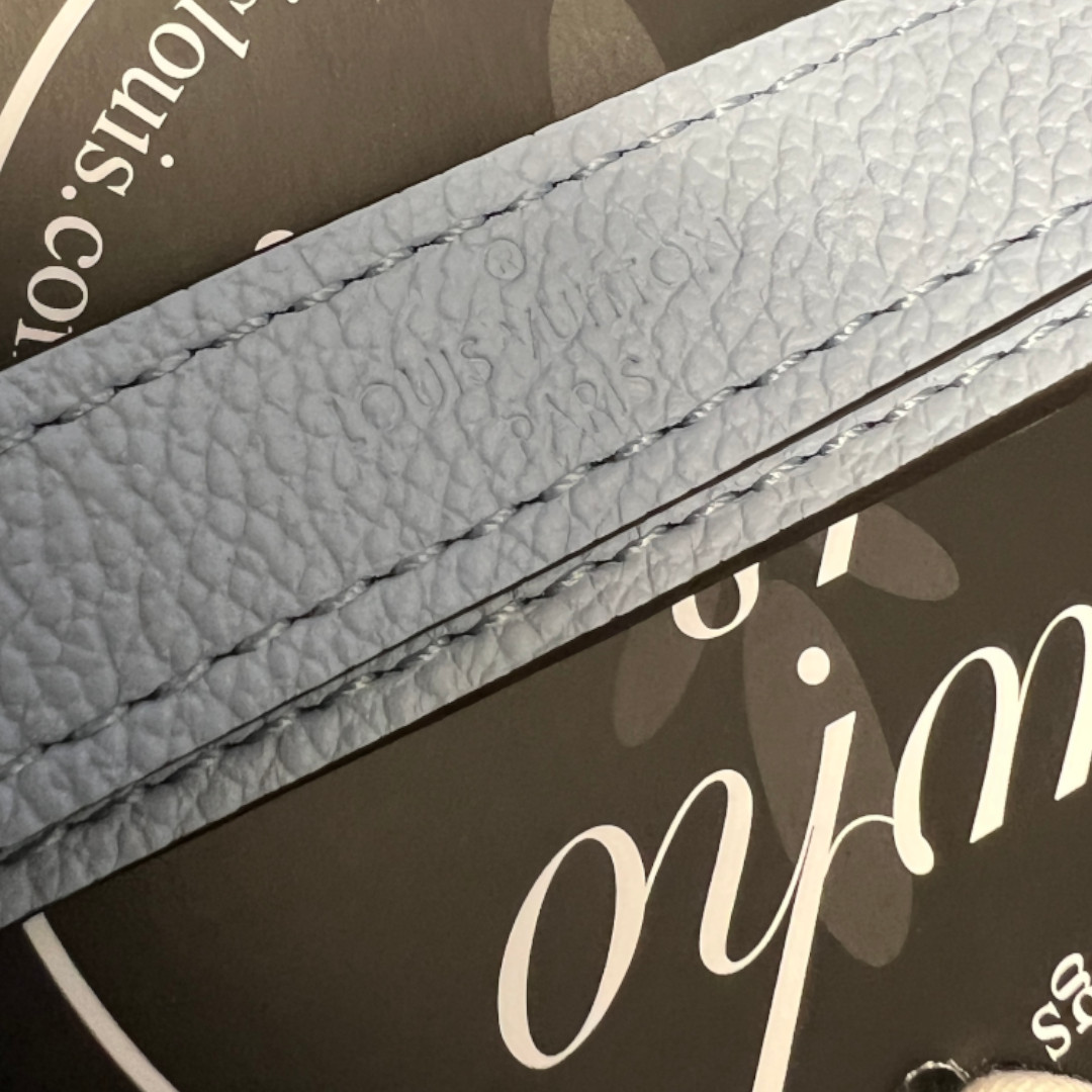 49638_Louis-Vuitton_2D_0014 LOUIS VUITTON SCHULTERRIEMEN AUS RINDSLEDER IN BLAU MIT SHW