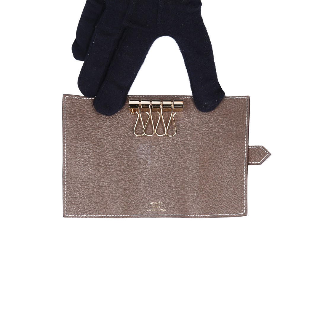 48257-Hermes-Schlusseletui-Braun_2D_0004 HERMÈS BÉARN SCHLÜSSELETUI AUS CHEVRE MYSORE IN ETOUPE MIT GHW