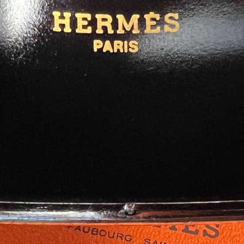 HERMÈS ARMREIF EXTRA-BREIT AUS EMAIL MIT EINER EINFASSUNG AUS SILBERFARBENEM METALL GR. 65