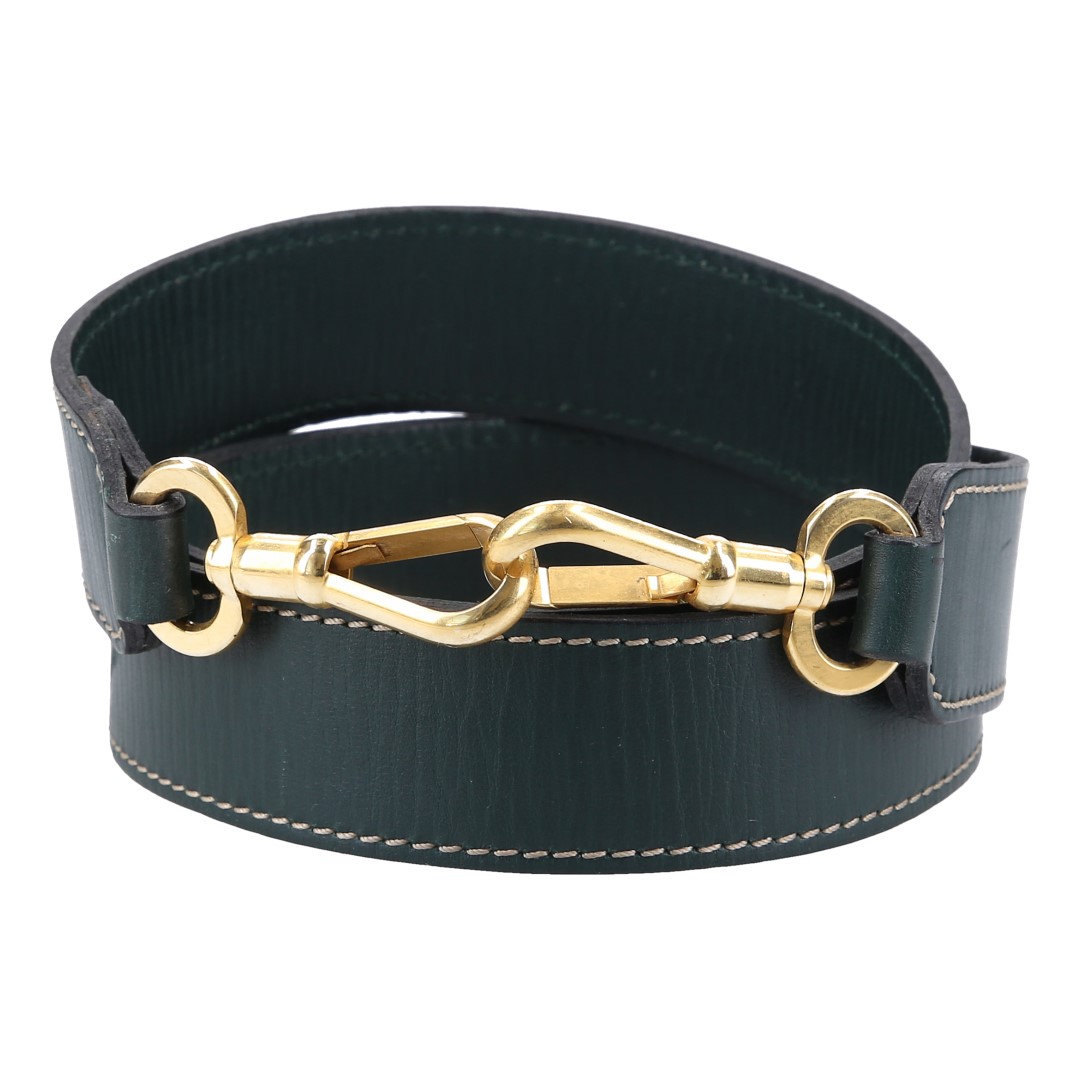 40514-Schulterriemen_2D_0001 WHOISLOUIS.COM BREITER SCHULTERRIEMEN AUS RINDSLEDER IN GRÜN