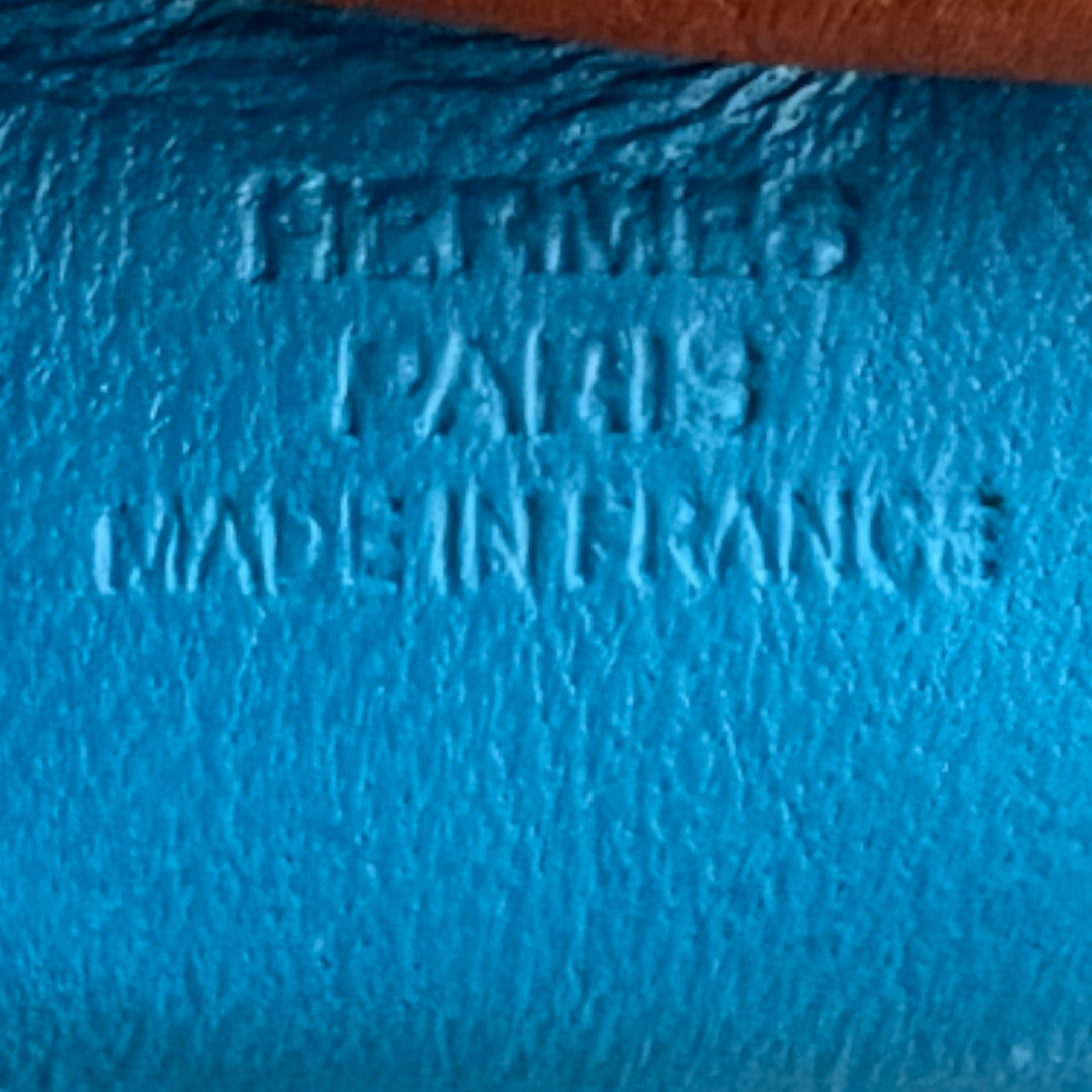 HERMÈS TASCHENACCESSOIRE ANHÄNGER 'RODÉO PÉGASE PM' AUS LAMMLEDER IN BLEU ZANZIBAR/ROSE TEXAS