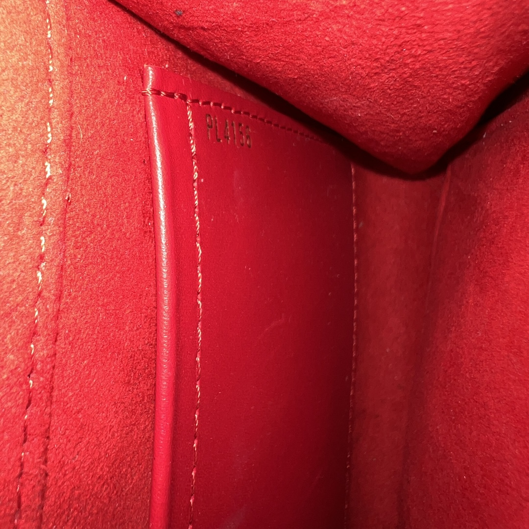 49754-00 LOUIS VUITTON POCHETTE LOUISE AIRY V HANDTASCHE AUS KALBSLEDER IN ROT