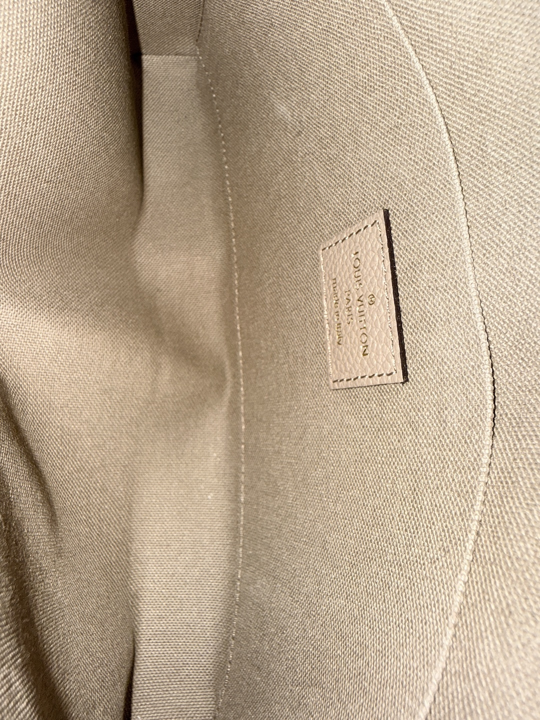 LOUIS VUITTON FÉLICIE POCHETTE HANDTASCHE AUS MONOGRAM EMPREINTE LEDER IN TOURTERELLE/CREME (M69977)