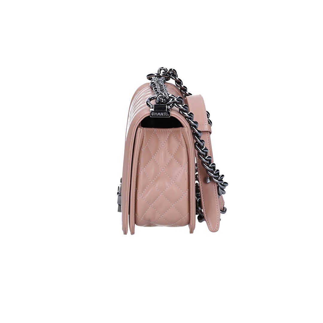 CHANEL BOY HANDTASCHE (MEDIUM) AUS GLATTLEDER & SILBERFARBENEM METALL (A67086)