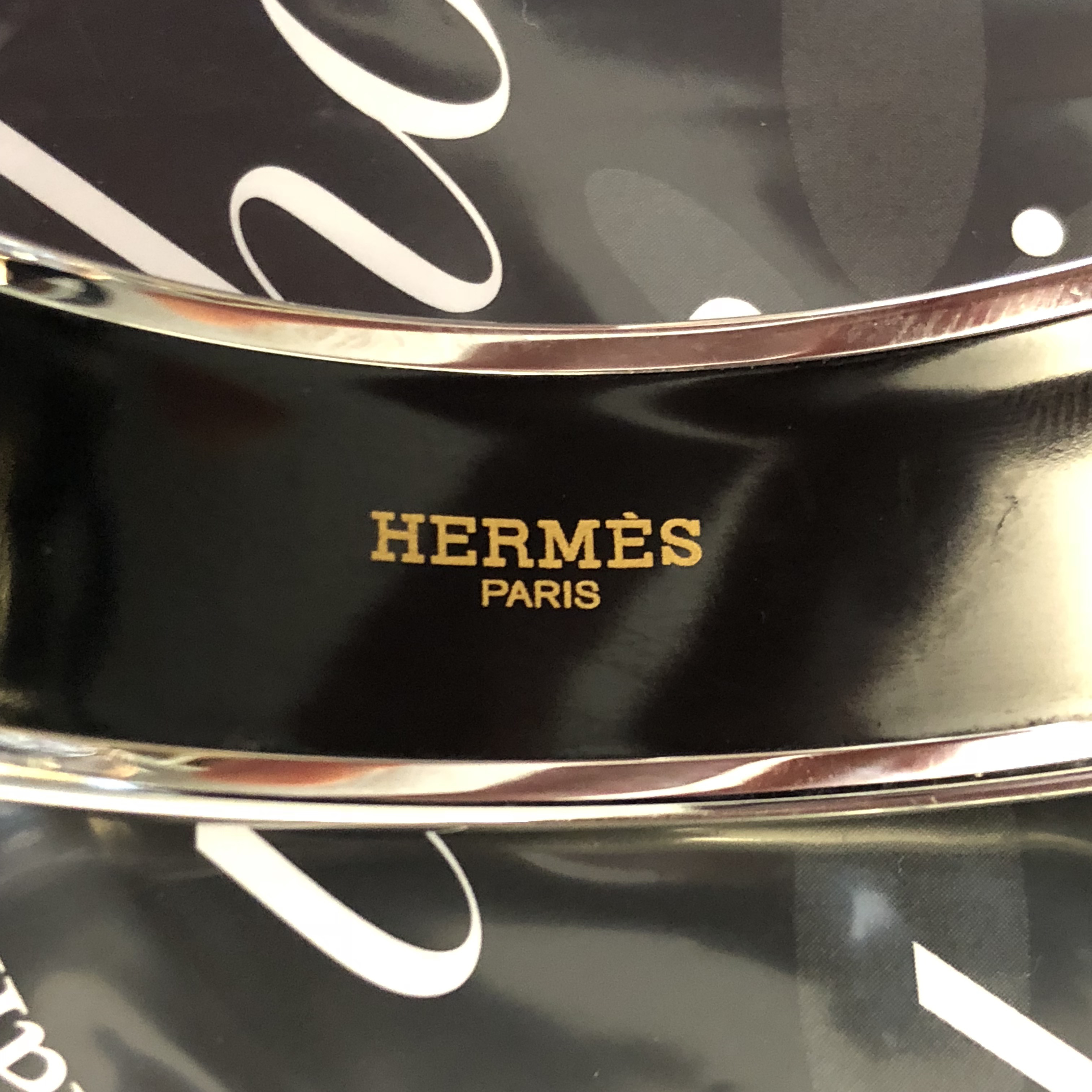 HERMÈS ARMREIF MEDIUM EMAIL MIT EINER EINFASSUNG MIT SILBER- UND PALLADIUMAUFLAGE