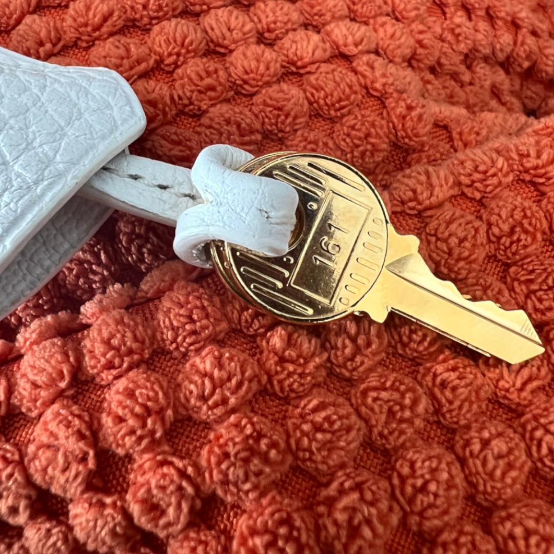 45772-Hermes-Schloss_2D_0006 HERMÈS SCHLOSS NO. 161 MIT ZWEI SCHLÜSSELN UND SCHLÜSSELGLOCKE FARBE GOLD/WEISS BSPW. FÜR KELLY, BIR