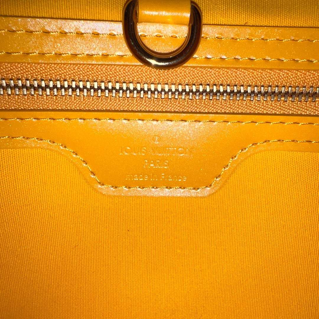 46350-Louis-Vuitton-Henkeltasche_2D_0015 LOUIS VUITTON WILSHIRE PM SCHULTERTASCHE AUS MONOGRAM VERNIS LEDER IN JAUNE PASSION