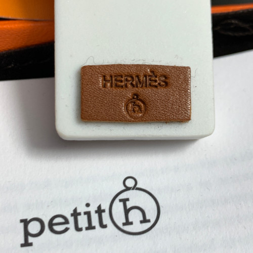 HERMÈS PETIT H ANHÄNGER AUS PORZELLAN UND RINDSLEDER