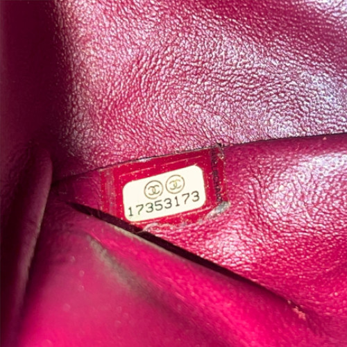 44777-Chanel-Umh-ngetasche_2D_0019 CHANEL 2.55 REISSUE FLAP HANDTASCHE (227) AUS TEXTIL IN BEERENROT (A37590)