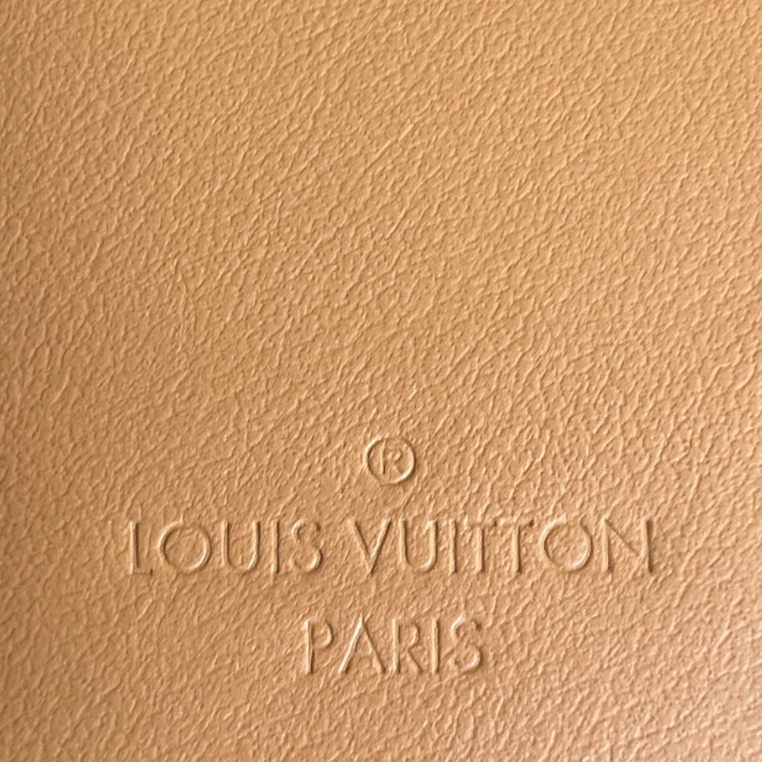 LOUIS VUITTON ADRESSANHÄNGER - TRAVEL TAG AUS PATINIERTEM, NATURBELASSENEM RINDSLEDER