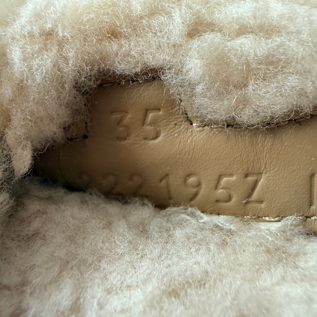 HERMÈS SANDALE 'CHYPRE' AUS KALBSLEDER IN ALBÂTRE UND FUTTER AUS SCHAFFELL IN ÉCRU IN GR. 35