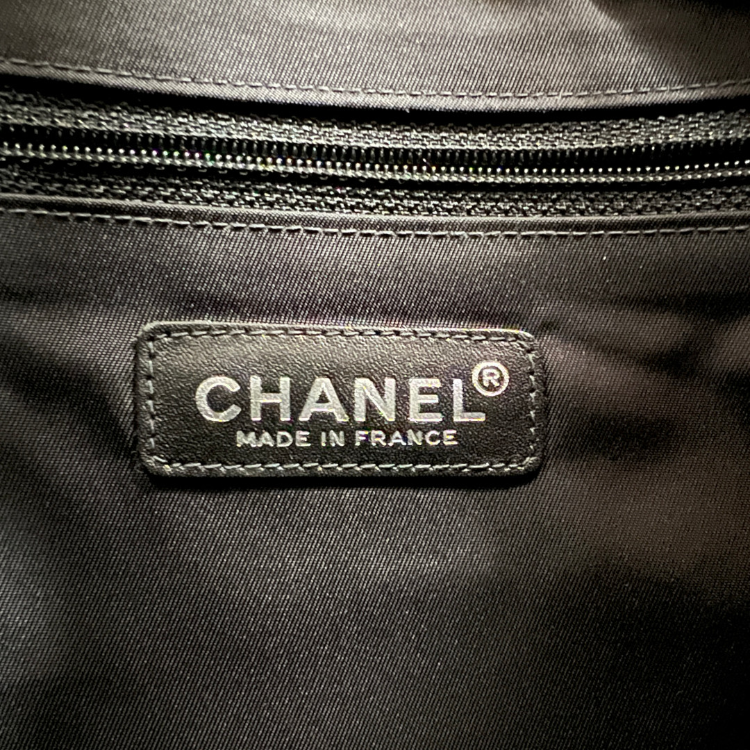 CHANEL HANDTASCHE AUS TRAVEL LINE NYLON IN SCHWARZ