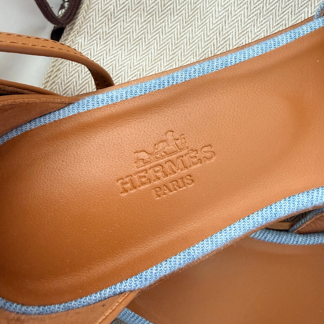 HERMÈS SANDALE 'SANTORINI' AUS KALBSLEDER IN BLEU CLAIR/NATUREL IN GR. 38,5