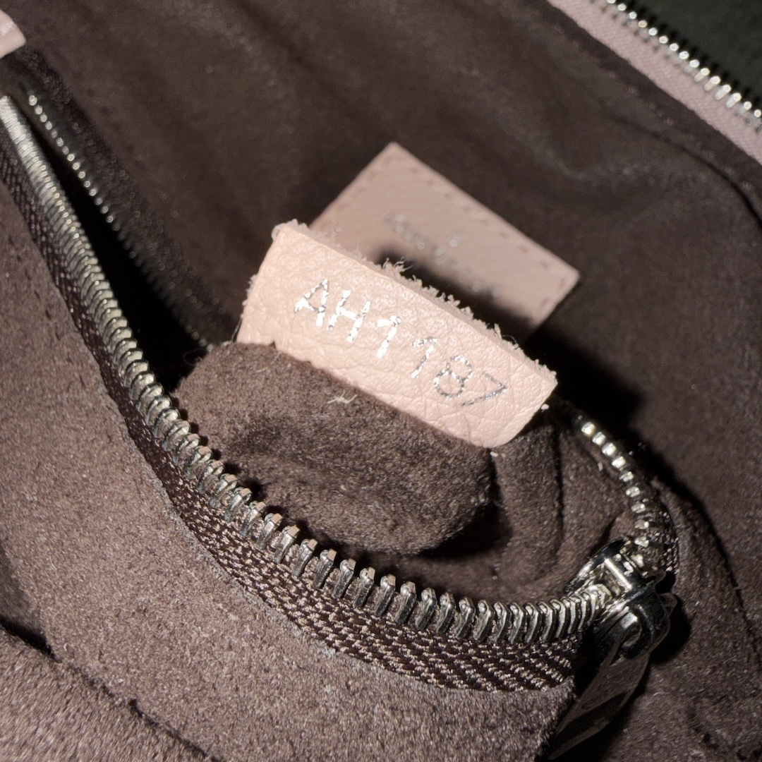 LOUIS VUITTON BABYLONE CHAIN BB HANDTASCHE AUS MONOGRAM MAHINA LEDER IN MAGNOLIA (M51219)
