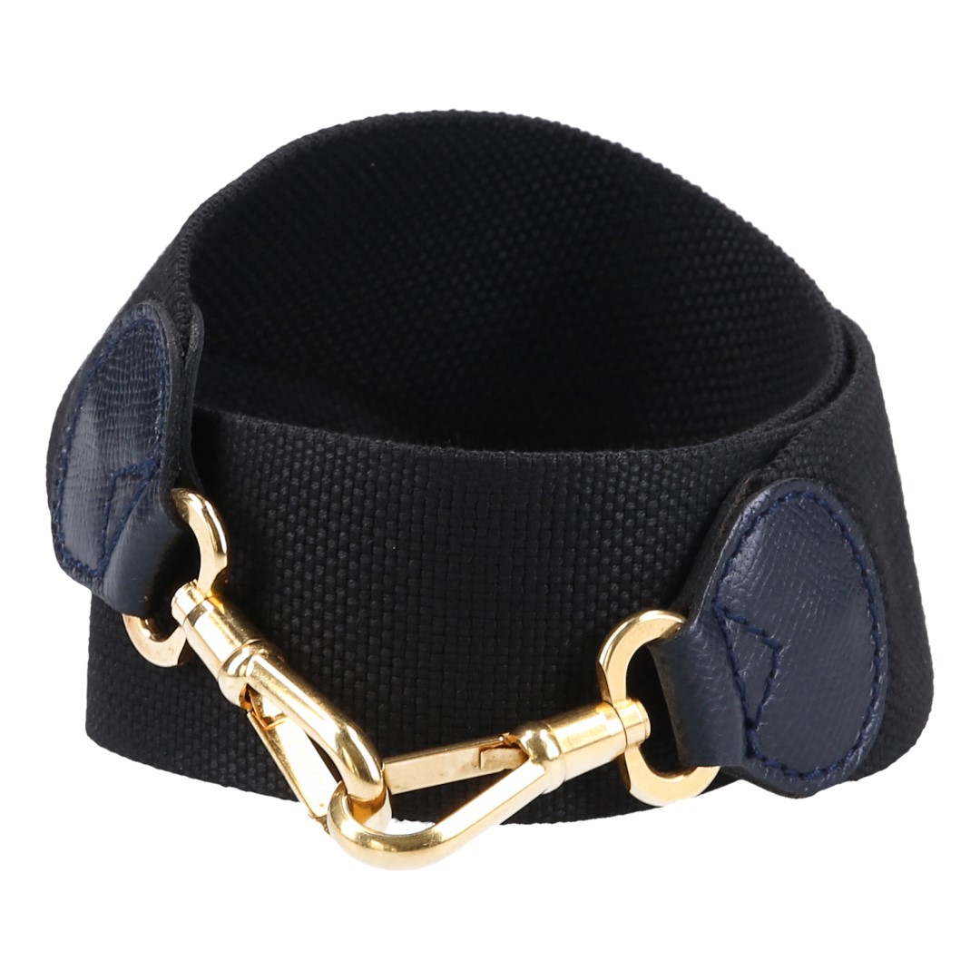 41714-Jil-Sander-Schulterriemen_2D_0001 WHOISLOUIS.COM BREITER SCHULTERRIEMEN AUS TEXTIL IN SCHWARZ/OZEANBLAU/GOLD