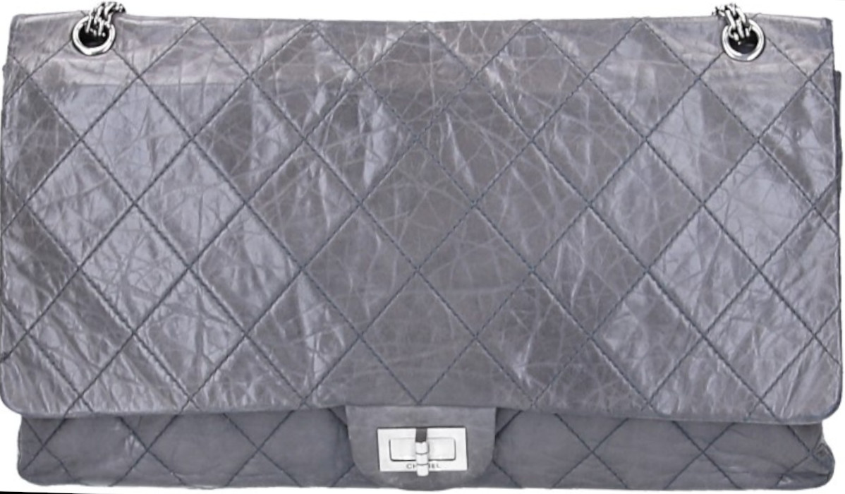 45339-Chanel-Schultertrasche-Grau_2D_0012 CHANEL 2.55 REISSUE DOUBLE FLAP HANDTASCHE (XL) AUS KALBSLEDER IN GRAU